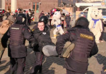 Разгон на Манежной 01.03.2014. Кадр Грани-ТВ Разгон на Манежной 01.03.2014. Кадр Грани-ТВ