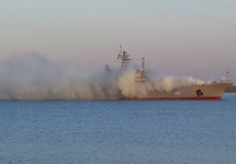 БДК "Константин Ольшанский" защищается дымовой завесой. Донузлав, 24.03.2014. Фото с ФБ-страницы Алексея Тамразова БДК "Константин Ольшанский" защищается дымовой завесой. Донузлав, 24.03.2014. Фото с ФБ-страницы Алексея Тамразова