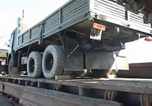 Машина украинской армии, испорченная оккупантами. Кадр видео с youtube-канала Umka1i Машина украинской армии, испорченная оккупантами. Кадр видео с youtube-канала Umka1i